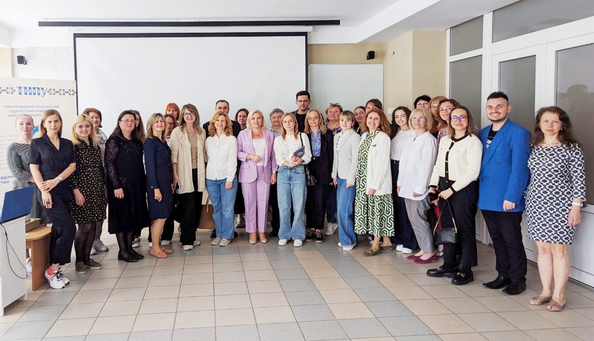  Учасники семінару професійного розвитку в рамках проєкту Erasmus+ KA2 DigiFLEd на факультеті іноземних мов.jpg